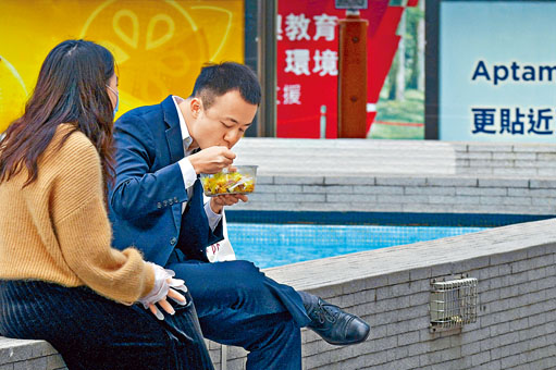 经济疲弱，市民只好节衣缩食。