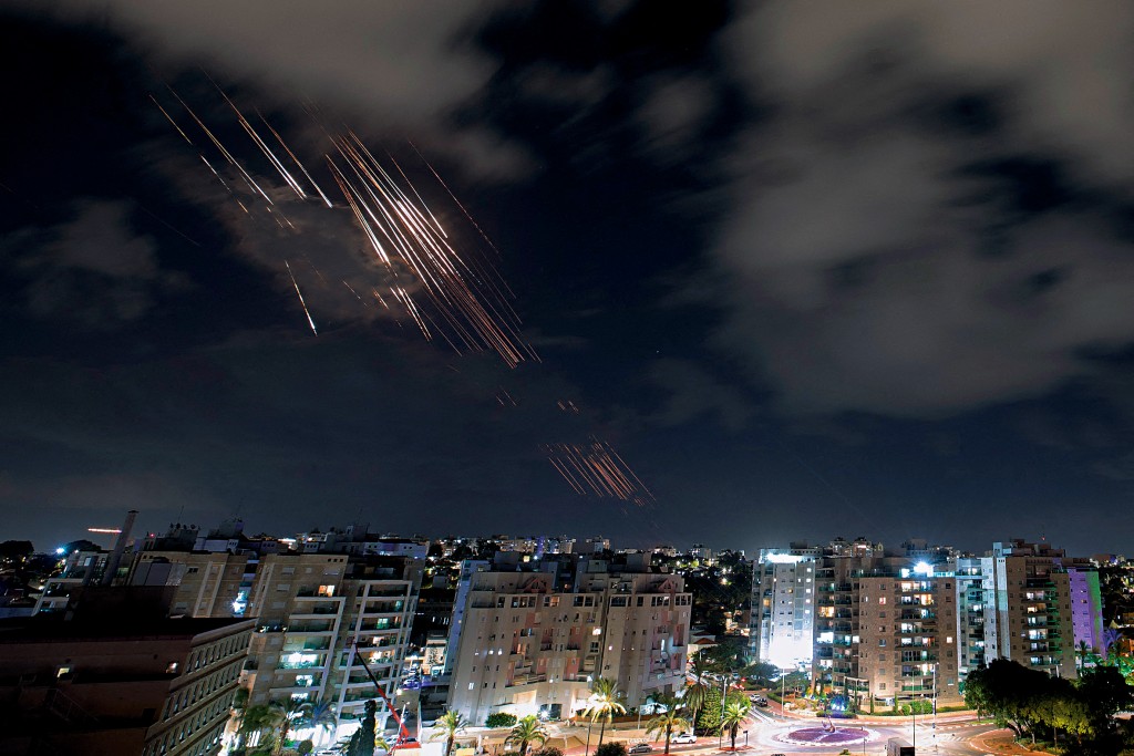 在以色列南部阿什凱隆市上空，以國鐵穹防空系統攔截伊朗發射的彈道導彈。
