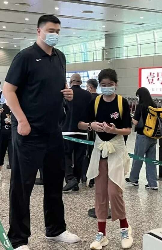 年前有網民拍到姚明帶著女兒做核酸檢測。