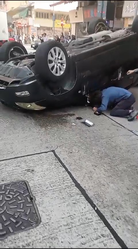 熱心途人嘗試將被困車內的司機救出。網上片段截圖