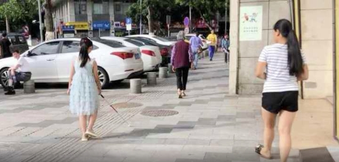 失明女童獨自出門訓練獨立性,媽媽不捨守在身後一年。