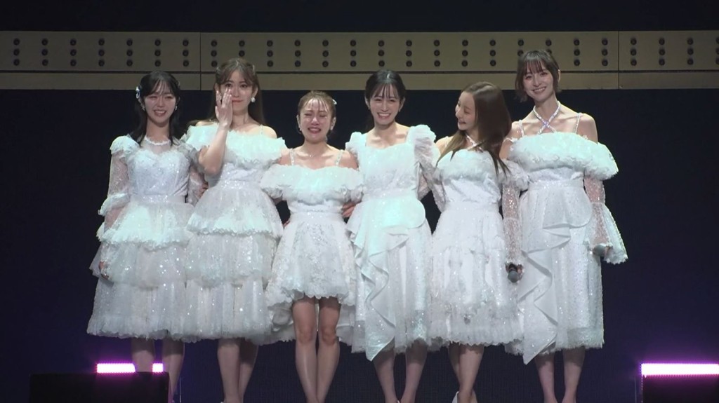 (左起)峯岸南、小嶋陽菜、高橋南、前田敦子、板野友美及篠田麻里子等元祖成員,現身昨晚最終場的演出。 (左起)峯岸南、小嶋陽菜、高橋南、前田敦子、板野友美及篠田麻里子等元祖成員,現身昨晚最終場的演出。