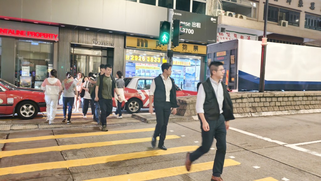大批警員到場調查。 大批警員到場調查。