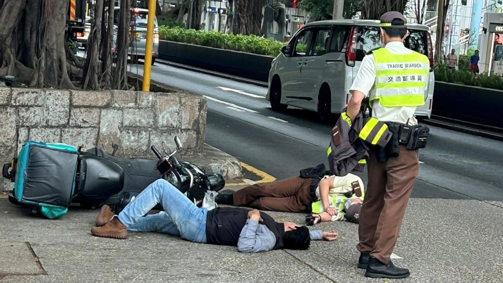 电单车撞倒交通督导员，双双倒地。fb 马路的事讨论区