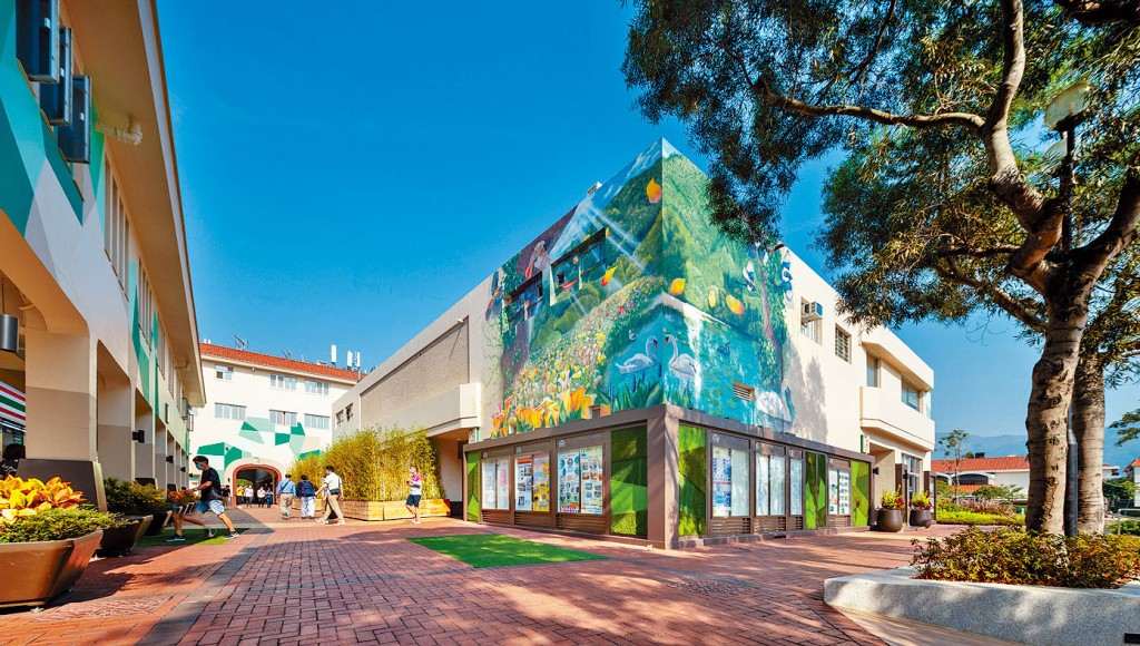 元朗錦綉花園商場，近年外牆畫上天鵝等壁畫。