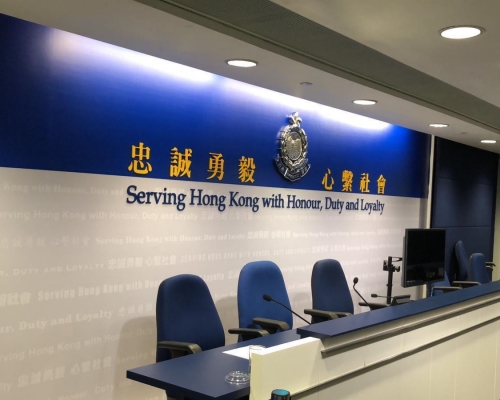 警總記者會室已換上「忠誠勇毅，心繫社會」。