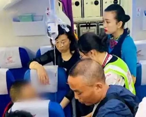 旅客吊住鹽水搭登機，機師拒起飛。（網圖）