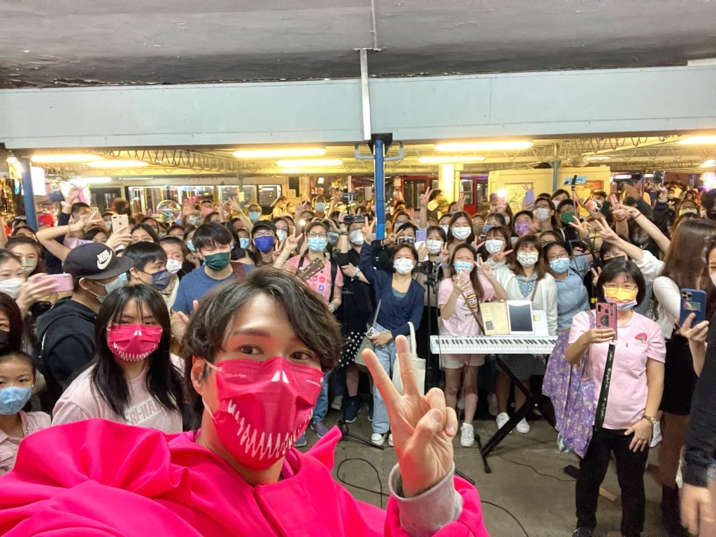 Hubert非常開心同一班粉絲合照。