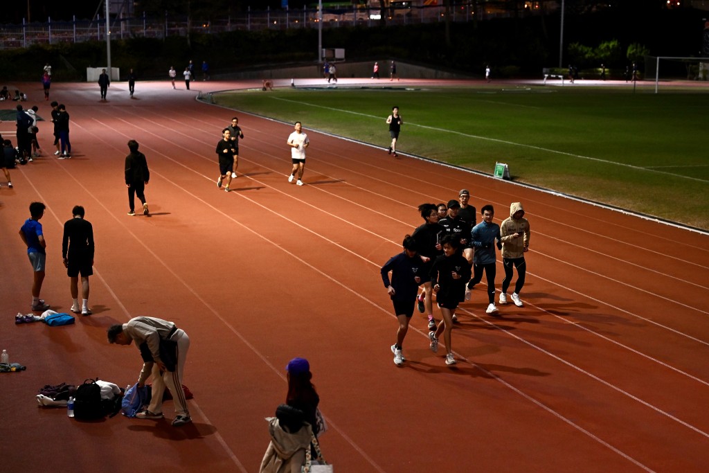 《星島頭條》記者到現場觀察,逾百跑手一同練跑。劉駿軒攝 《星島頭條》記者到現場觀察,逾百跑手一同練跑。劉駿軒攝