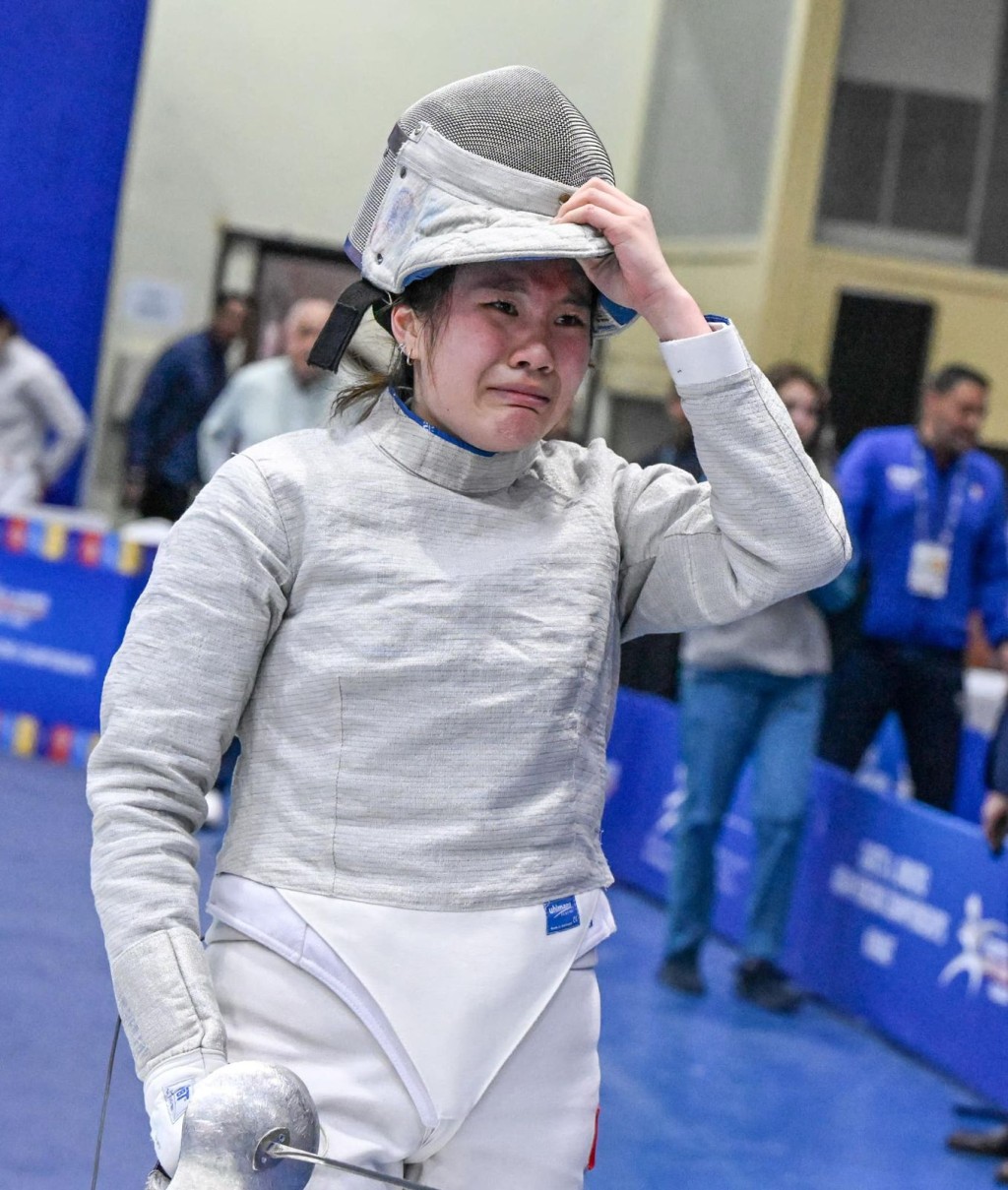 薜雅齊首奪亞青個人獎牌，8強落後應屆世青冠軍2:8，連環追擊下反勝，鎖定獎牌後開心喊。香港劍總圖