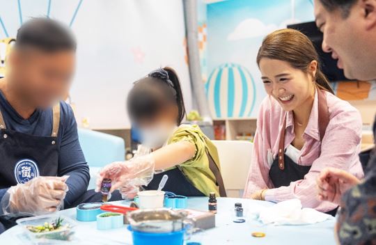 眾人參與手工皂製作環節，讓在囚人士透過手作向女兒表達心意，並與女兒共同創｢皂」專屬的回憶。