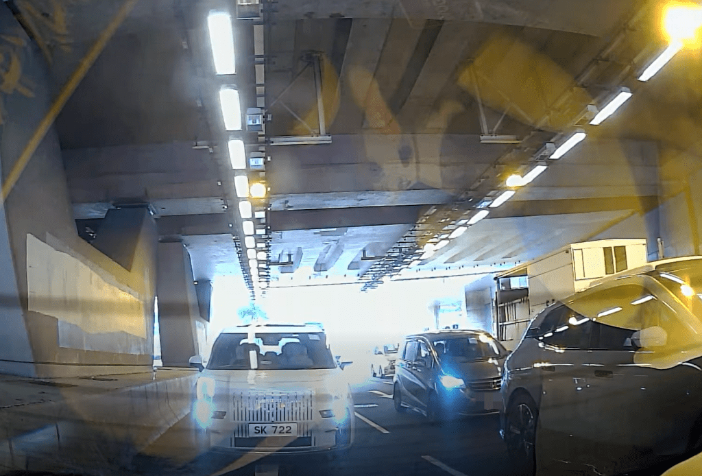 車輛因燈號停下。fb：車cam L（香港群組）