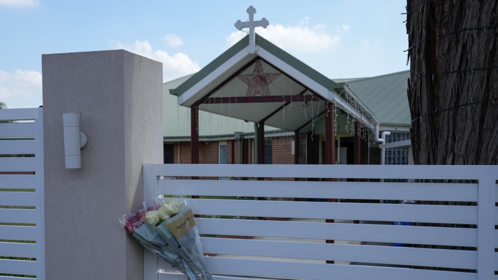 發生襲擊案的教會外有人放下花束致意。 美聯社