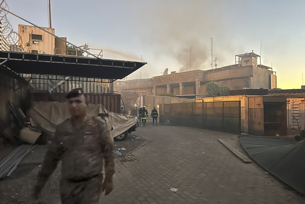 使館區的一幢建築物竄出黑煙。美聯社