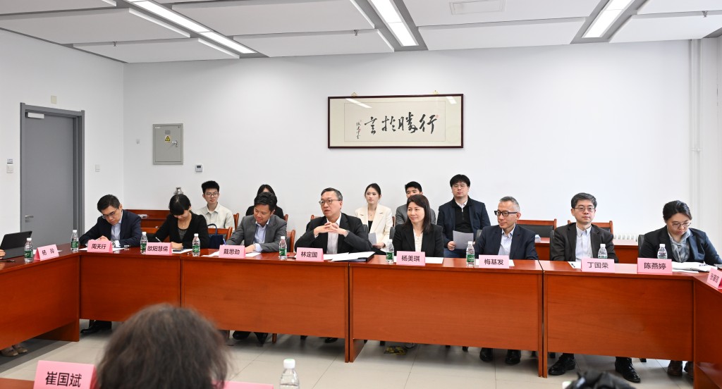 林定國（前排左四）今日與清華大學法學院院長崔國斌舉行座談會。政府新聞處圖片