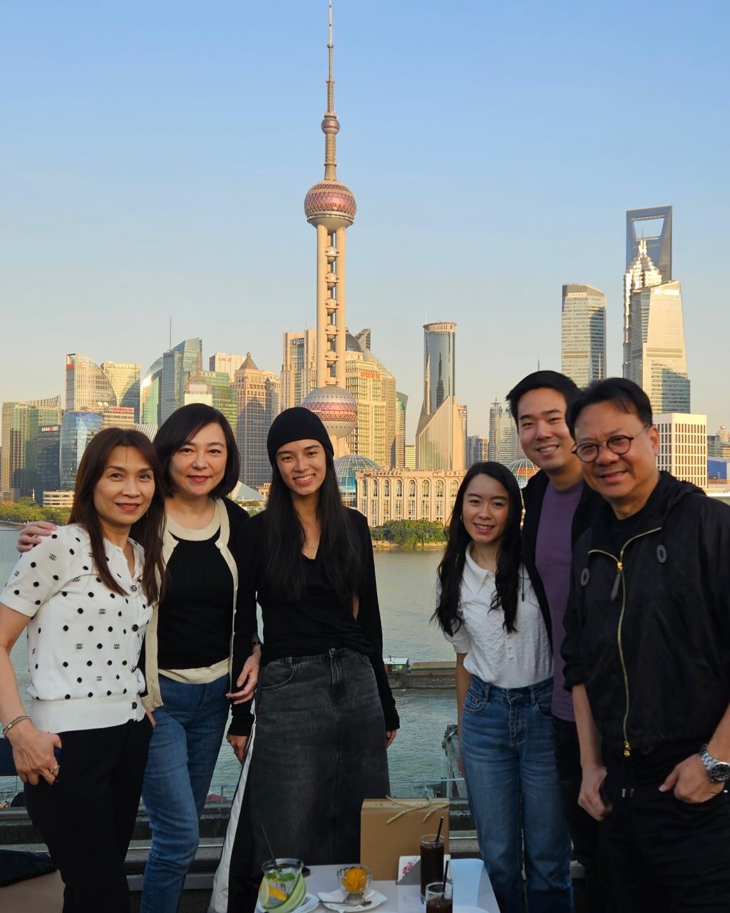 日前朱宝意与女儿在上海与朋友聚会。