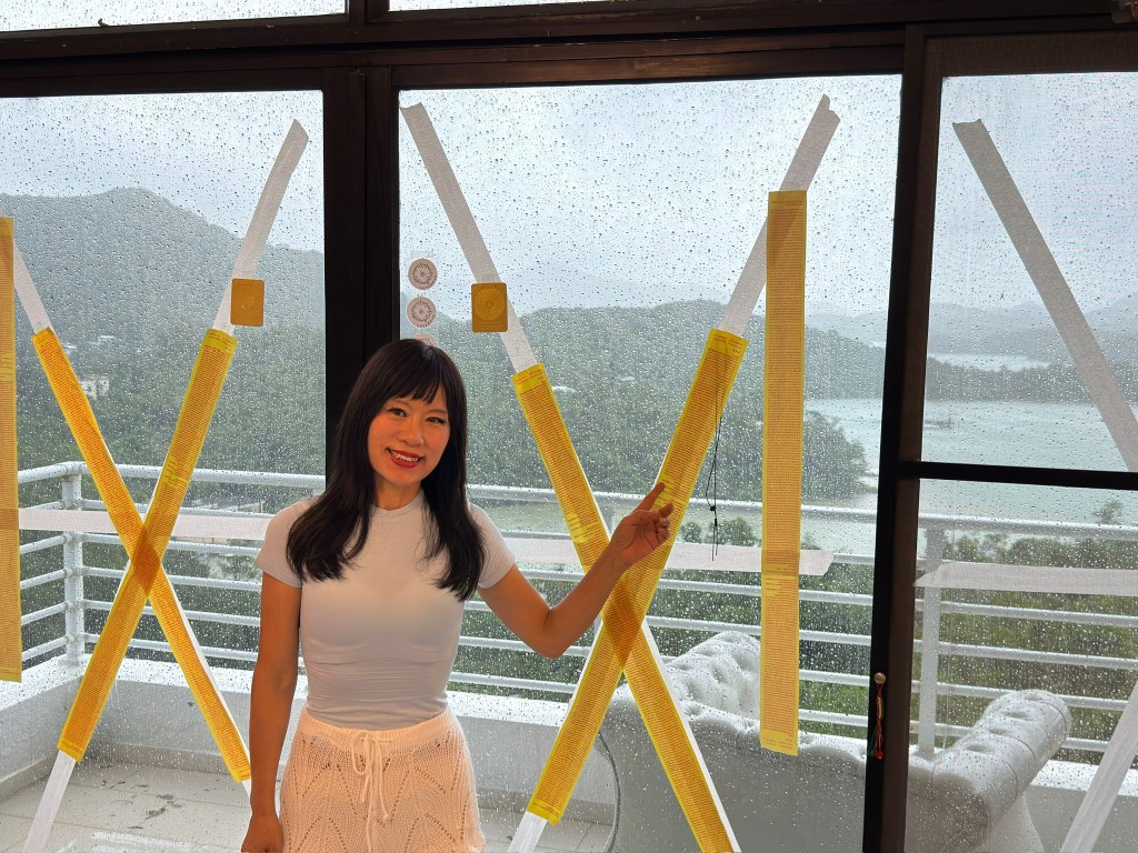 家住西贡的玄学家七仙羽(七师傅)，指今次台风非常强劲，她不单在家中玻璃门窗贴上胶纸，更贴上经文及金刚绳，声称可确保家中门窗安全。