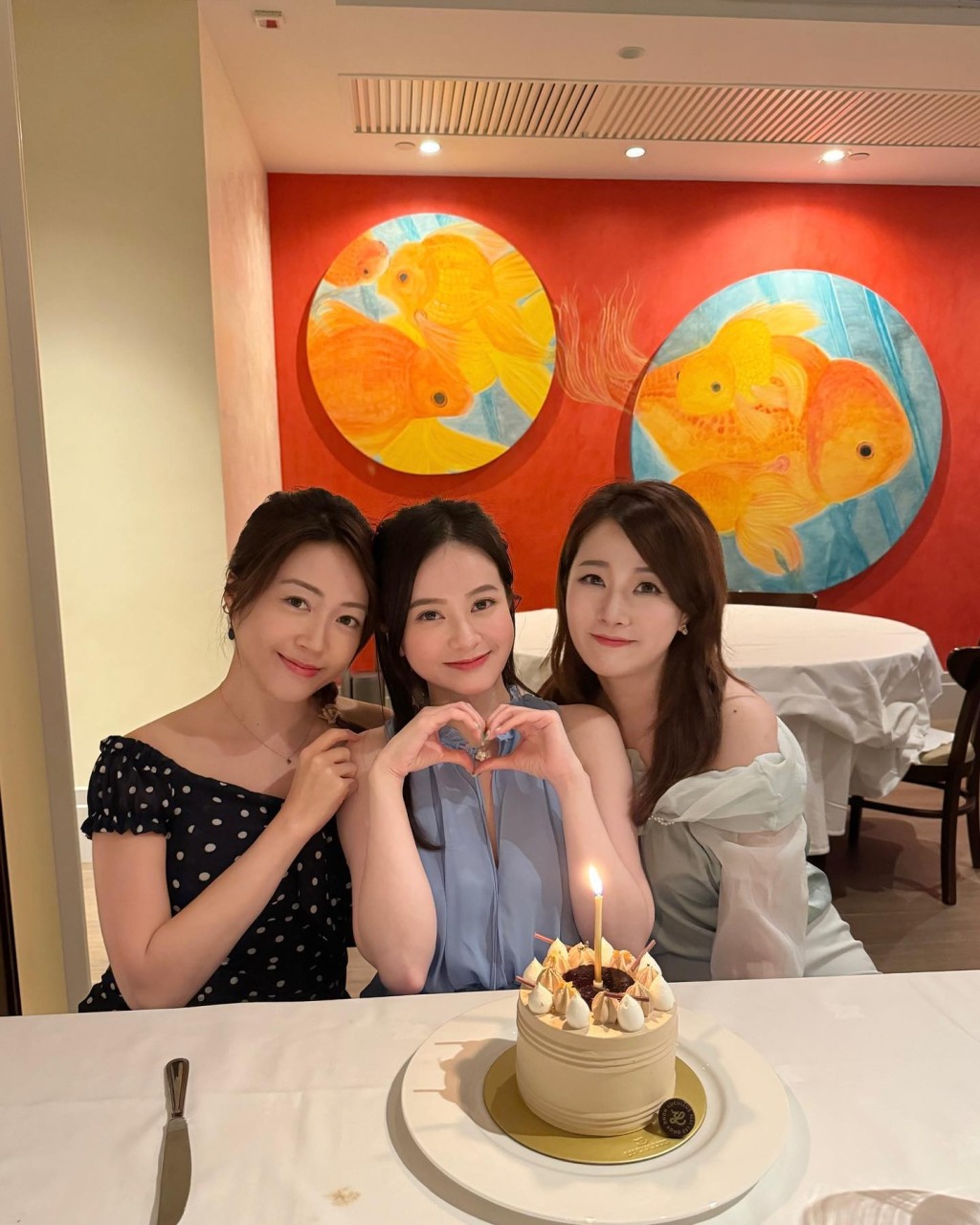 與唐海汶及溫蕎菲同為前TVB財經主播，三人一同慶祝生日。
