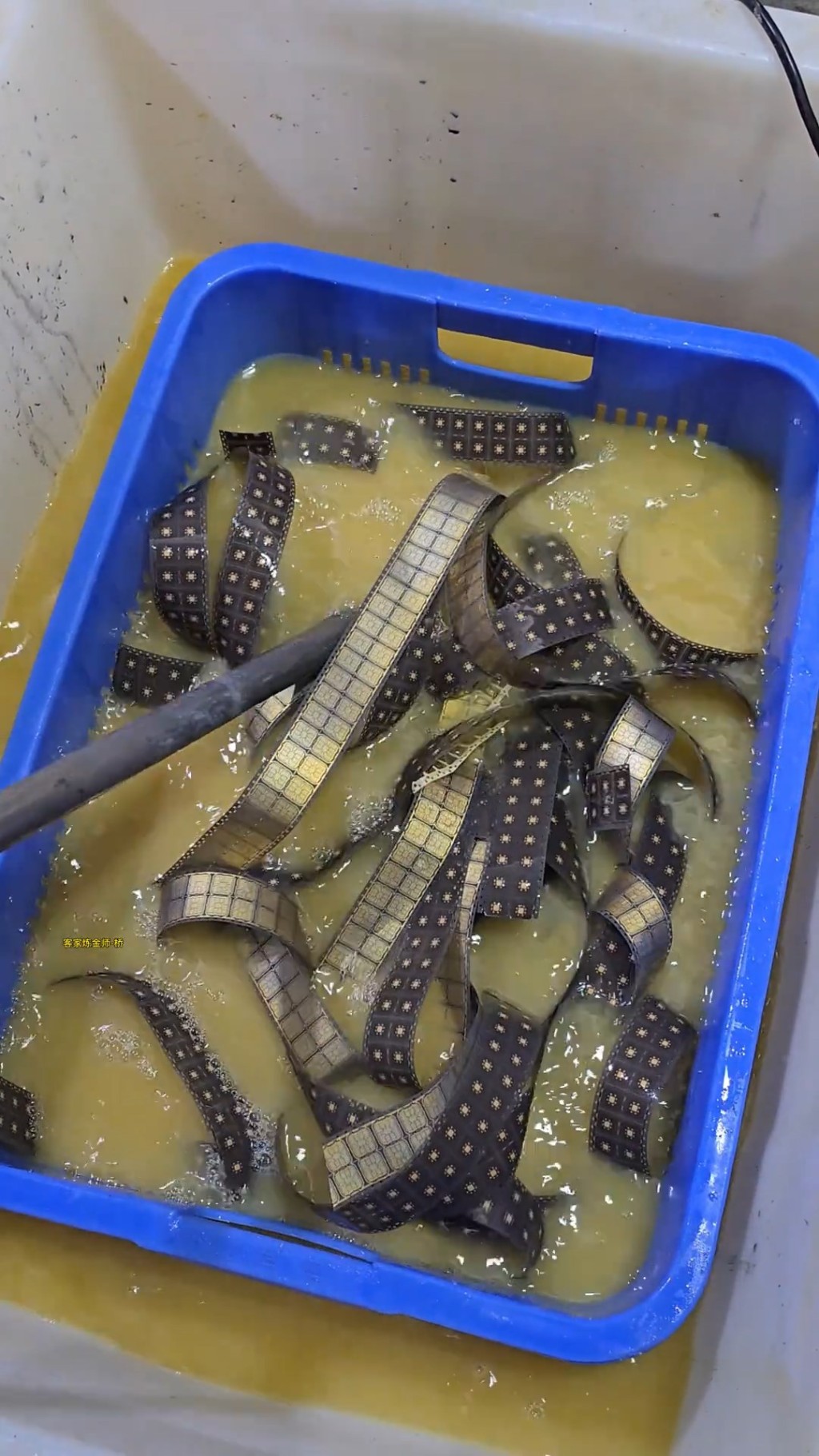 男子將舊SIM卡提煉出黃金。抖音@客家煉金師-橋 男子將舊SIM卡提煉出黃金。抖音@客家煉金師-橋