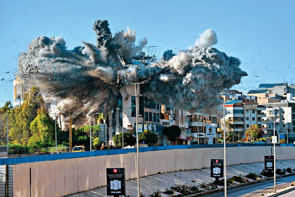 以色列周二空襲黎巴嫩貝魯特國際機場附近的一幢建築，現場煙霧彌漫，碎片飛濺。