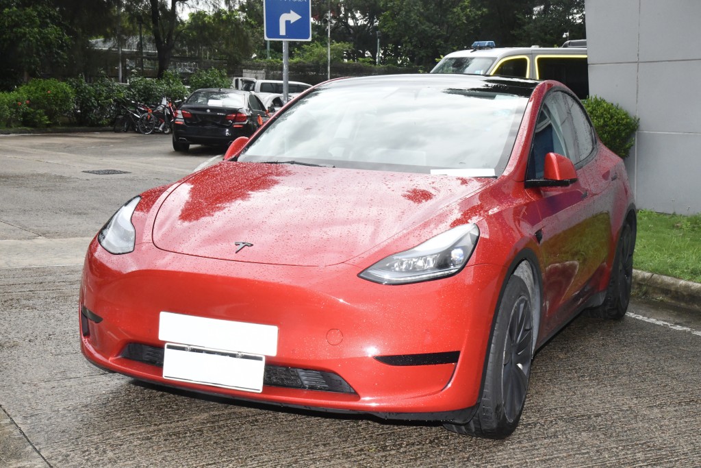 警方在屯門區打擊白牌車,拘捕兩名司機及扣查兩輛私家車。徐裕民攝 警方在屯門區打擊白牌車,拘捕兩名司機及扣查兩輛私家車。徐裕民攝