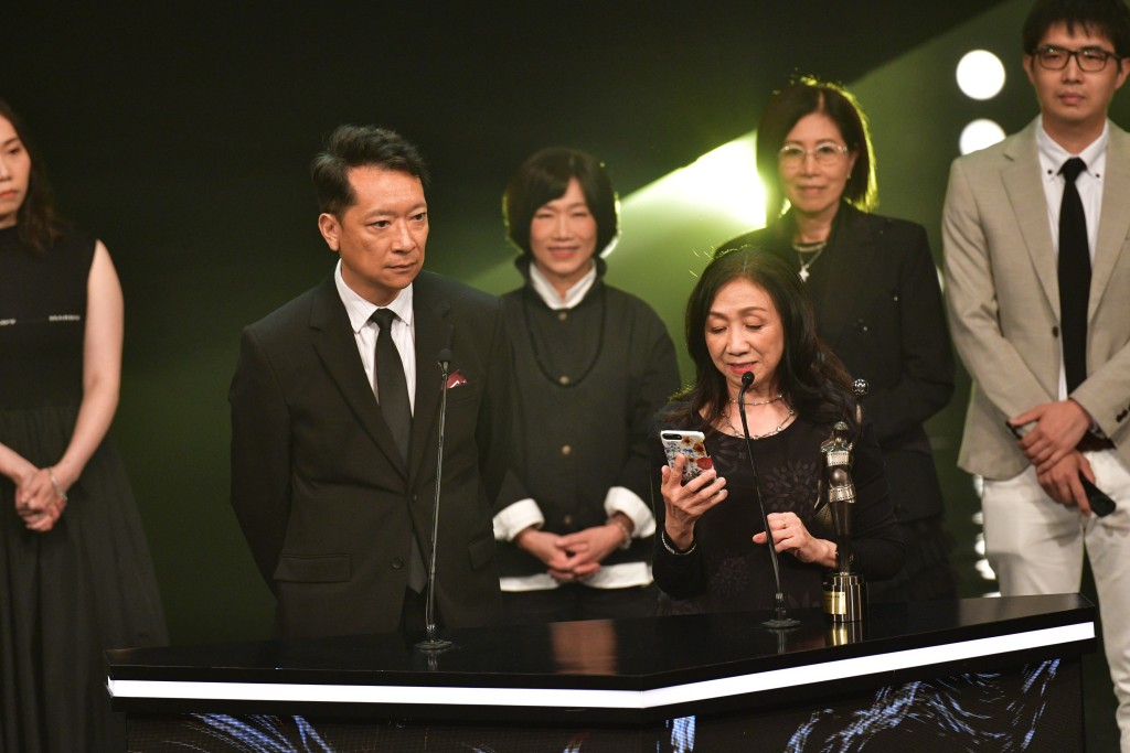 《给十九岁的我》团队上台领奖，更代导演之一的张婉婷说出感言。