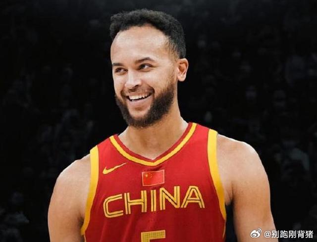 李凯尔身穿中国国家队球衣很开心。