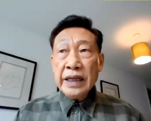 身處英國的王建元接受星島日報越洋訪問,透露8月底收到評審局邀請,在9月初約見他、任珮琁及陳潔詩3人,了解有關投訴仁大聘任Storey事宜。視像會議截圖