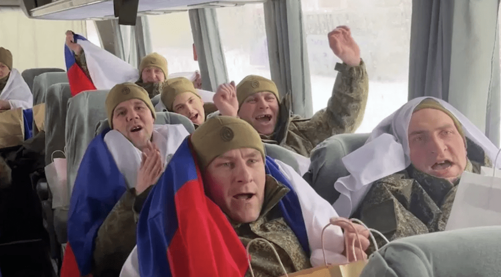 俄羅斯和烏克蘭在白羅斯一處未公開地點進行戰俘交換後,圖為即將獲釋的俄羅斯戰俘,他們登上巴士顯得興奮和激動。法新社 俄羅斯和烏克蘭在白羅斯一處未公開地點進行戰俘交換後,圖為即將獲釋的俄羅斯戰俘,他們登上巴士顯得興奮和激動。法新社