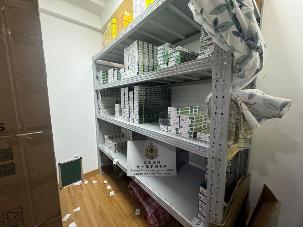 海關在酒店房間及工廈劏房單位內檢獲大量私煙及另類吸煙產品。