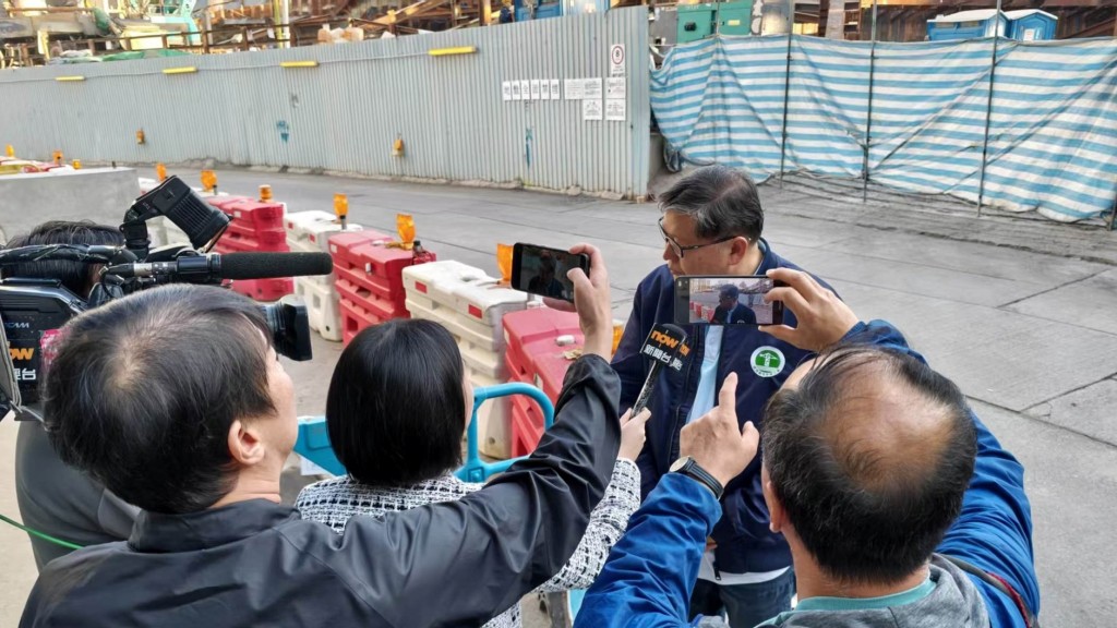香港建造業總工會理事長周思傑到涉事地盤了解意外。FB:香港建造業總工會 香港建造業總工會理事長周思傑到涉事地盤了解意外。FB:香港建造業總工會