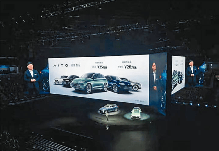 從銷售電話到智能汽車，余承東指AITO口號是Adding intelligence to Auto，以AUTO的一字之差，華為改寫了智能汽車的定義。
