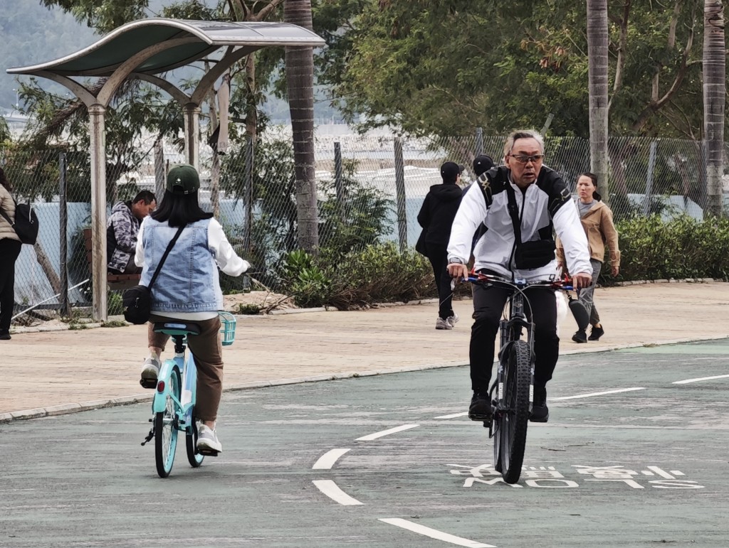 對於應否強制所有踩單車人士均須佩戴頭盔，市民及專業騎手則有不同看法。