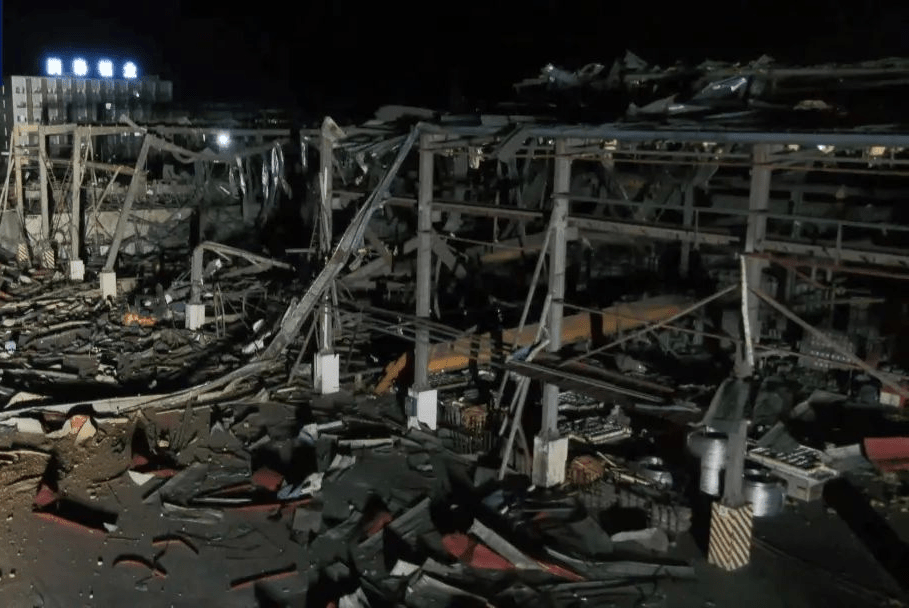 爆炸發生後，鋁廠變成廢墟。 央視新聞截圖