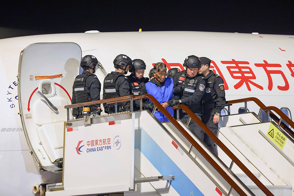 白氏家族成員被捕後遭押回中國受審。新華社 白氏家族成員被捕後遭押回中國受審。新華社
