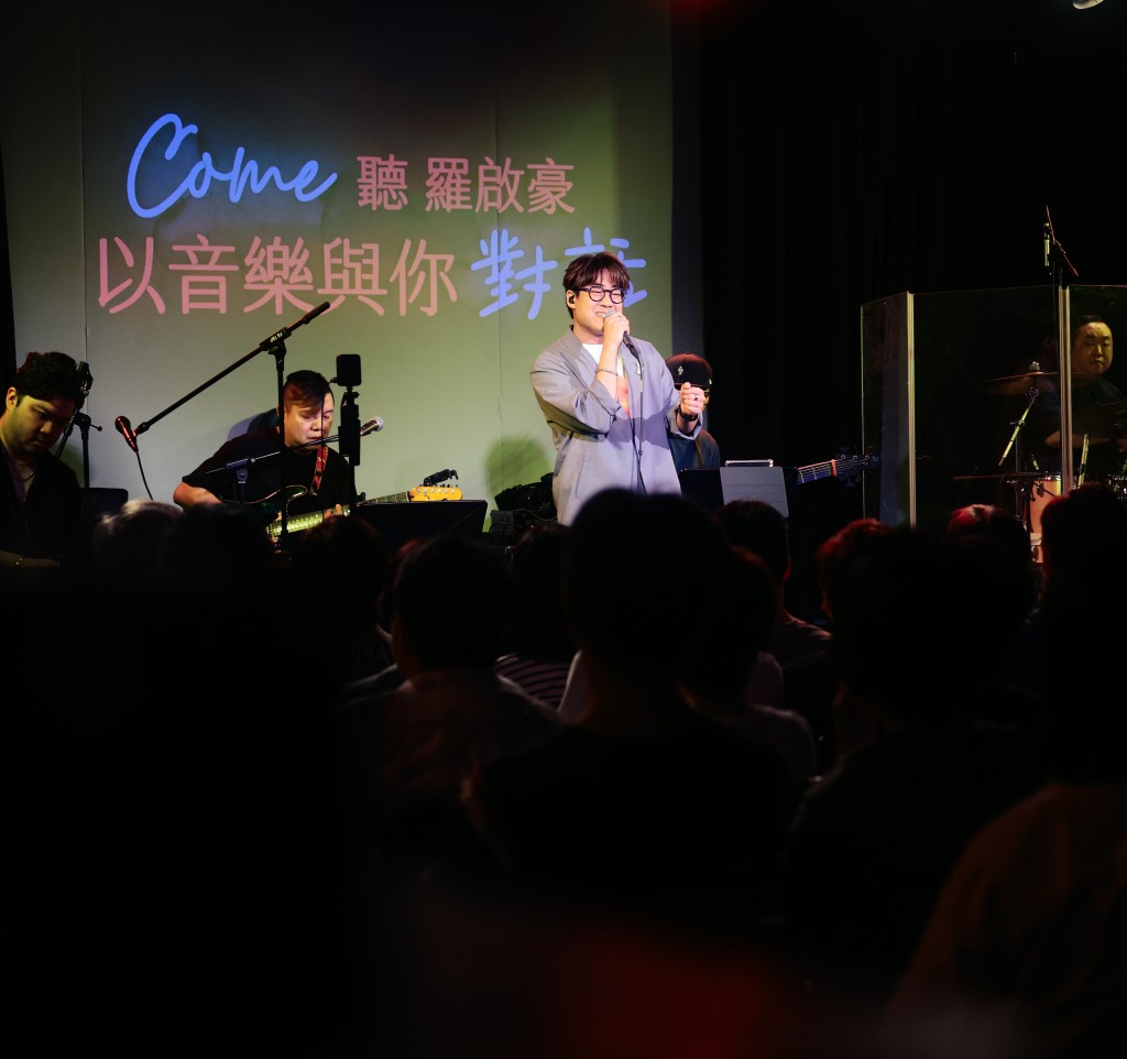 啟豪與全場大合唱《浪子心聲》向黎彼得致敬。