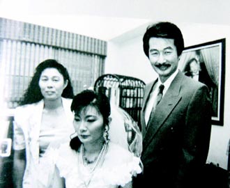 施明德与陈丽珠参加大女儿施雪蕙的婚礼。网络图片