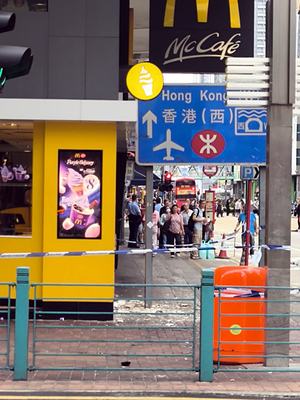 石屎散落一地。fb：香港交通及突发事故报料区