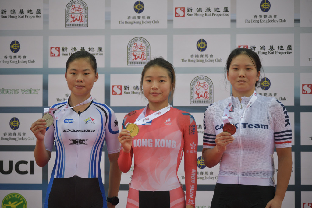  張履檾(中)及譚桌喬(右)在女子青年組全能賽金牌及銅牌。  陳浩元攝