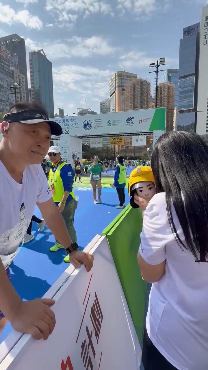 Kiki抱住公仔泣不成聲。