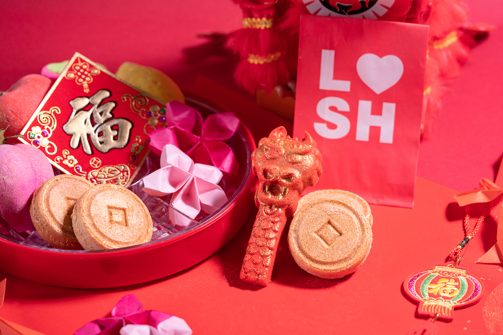 LUSH 嵐舒推出兩款喜氣洋洋的限定新年產品。 LUSH 嵐舒推出兩款喜氣洋洋的限定新年產品。