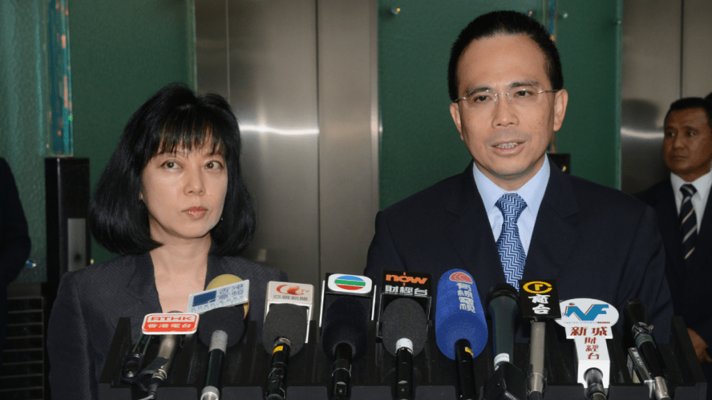 吳佳慶（左）退休，結束36年長實工作。