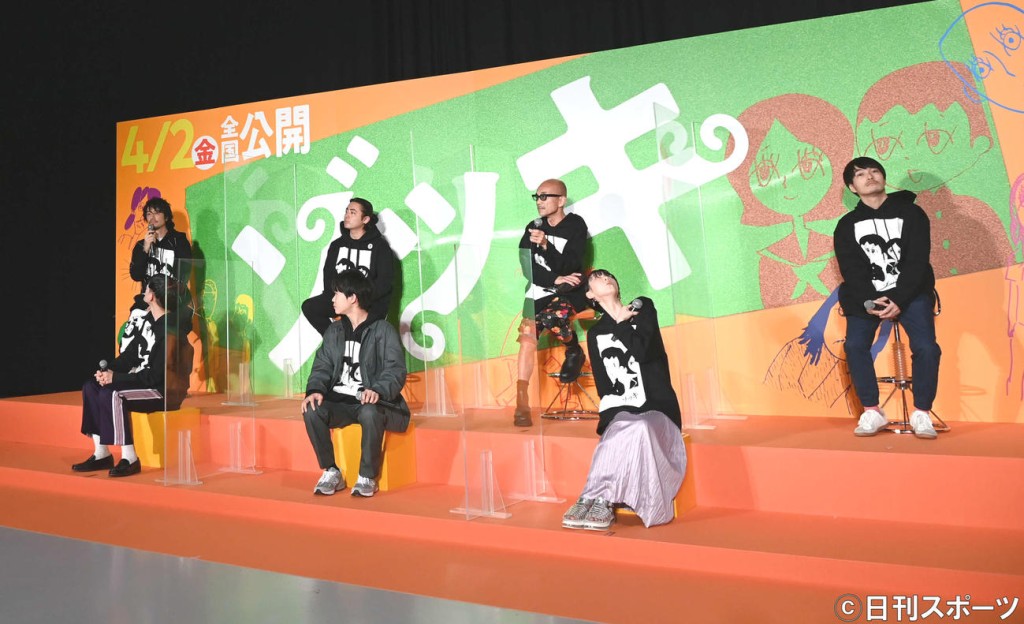 記者會進行時發生地震,松井玲奈擔心地往上望搖晃的燈。