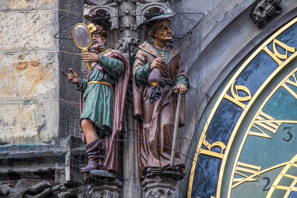 天文鐘的左邊兩個人像雕塑為「虛榮」人及「貪婪」猶太人；