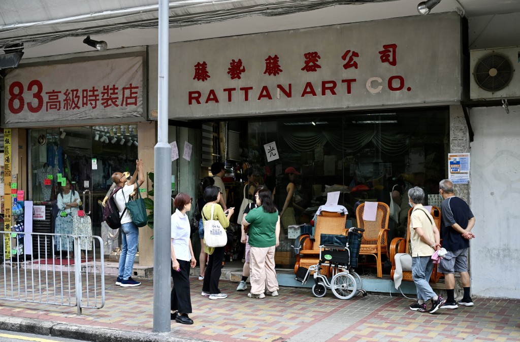 有不少市民特意前來，趁最後機會選購心儀藤器。蘇正謙攝