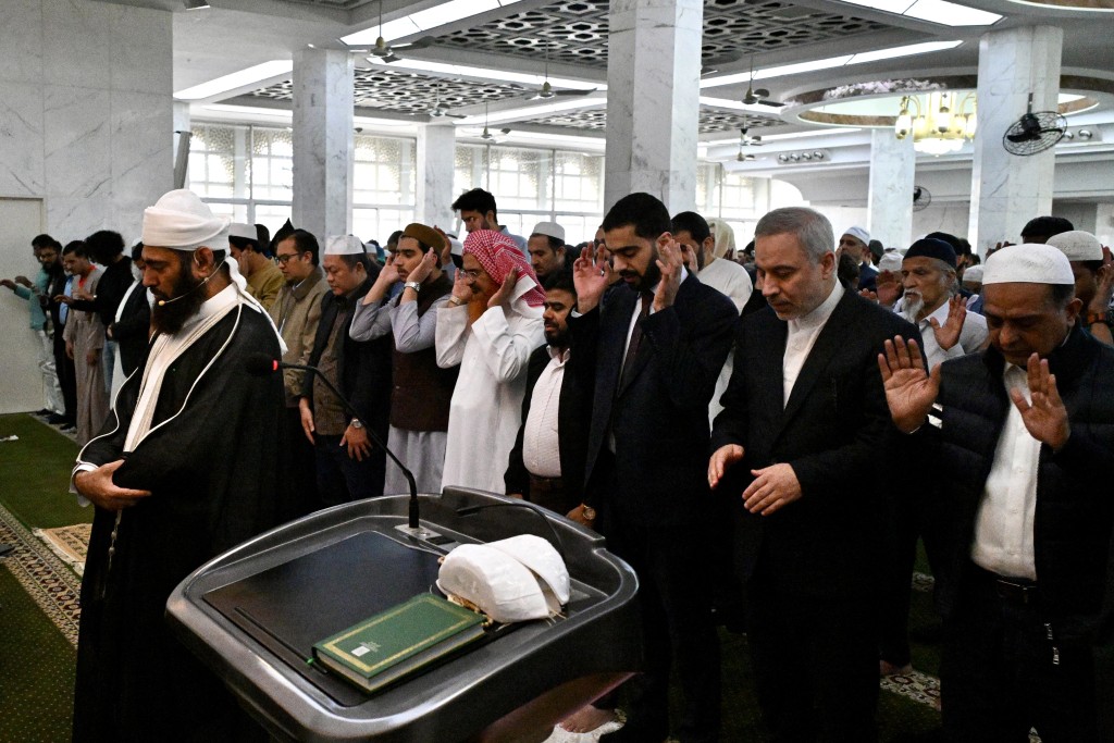 主持人吟誦禱文，悼念在大火葬身的遇難者。