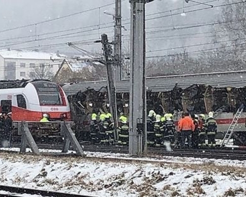 奧地利兩列載客火車相撞，至少一死。(網圖)