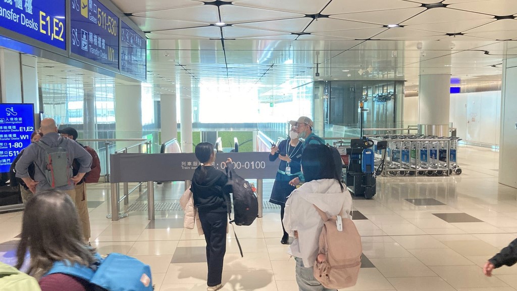 有網民表示，火警發生期間接駁列車暫停服務，大批旅客滯留在200號閘口附近。網上圖片