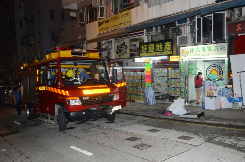 北角一間洗衣店乾衣機懷疑因為過熱冒煙。