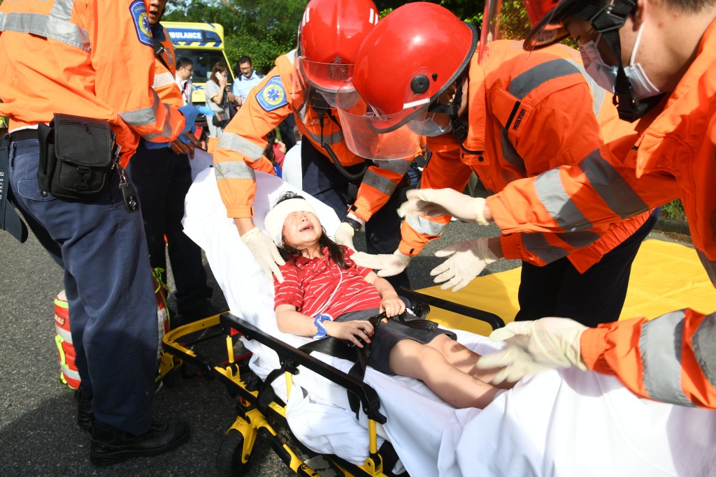 学童受伤由救护车送院。